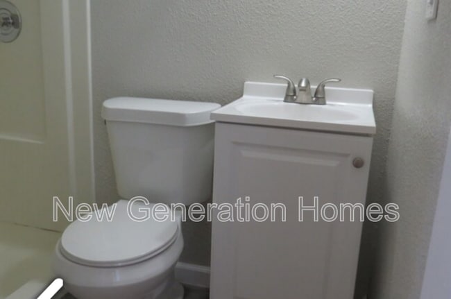 Building Photo - 226 Plum St