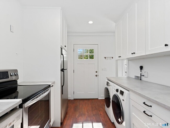 Building Photo - 212 New Canaan Ave