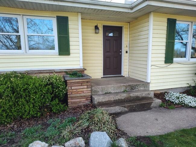 Building Photo - 2025 N 432