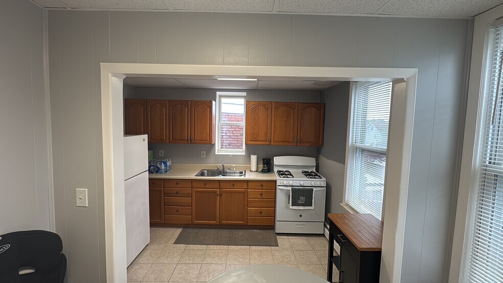 Building Photo - 482 Thomas Ave