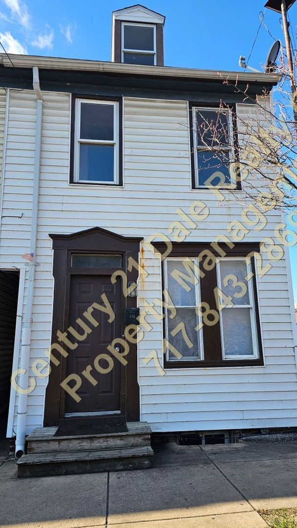 Primary Photo - 3 Bedroom 1 Bath Home in York City with Of...