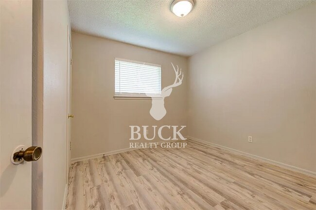 Building Photo - 705 N Dillon Ave