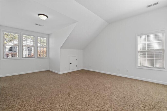 Building Photo - 6440 Century Park Pl SE