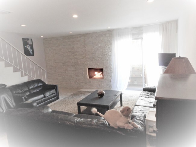 Living room - 1040 N Gardner St