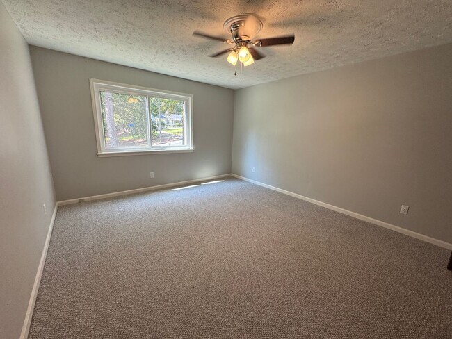 Building Photo - Spacious 3/2.5 House in Twickenham Estates...