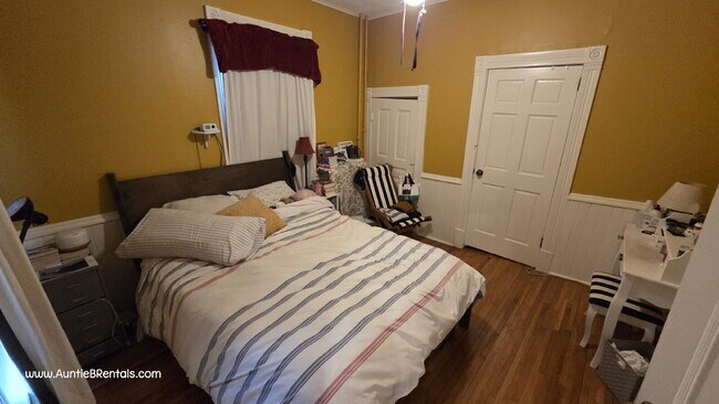 Building Photo - Cute main-level unit in Minneapolis, walking distance to local shops