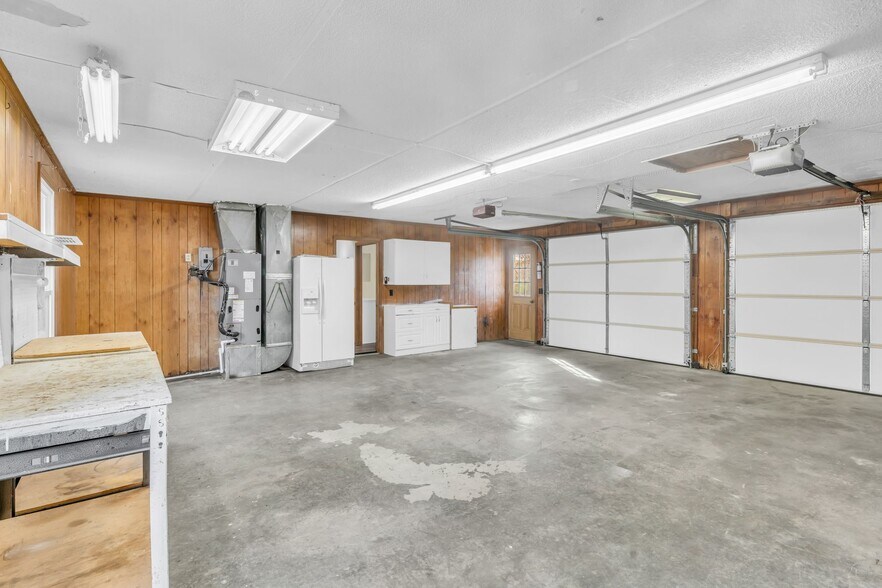 Building Photo - 341 Hickory Dr