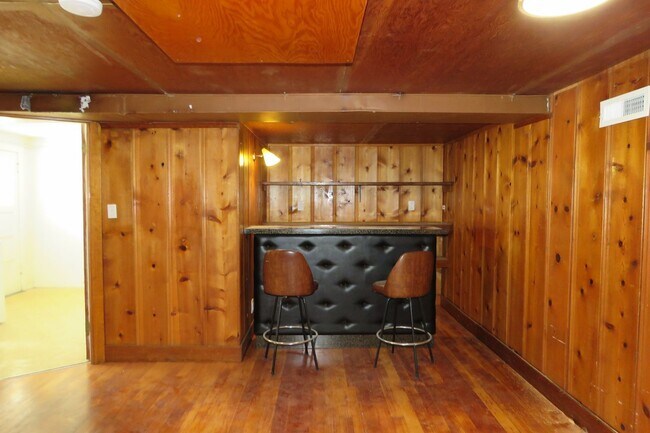 Building Photo - 2 BEDROOM SUNSET HOUSE - PLUS BONUS ROOM