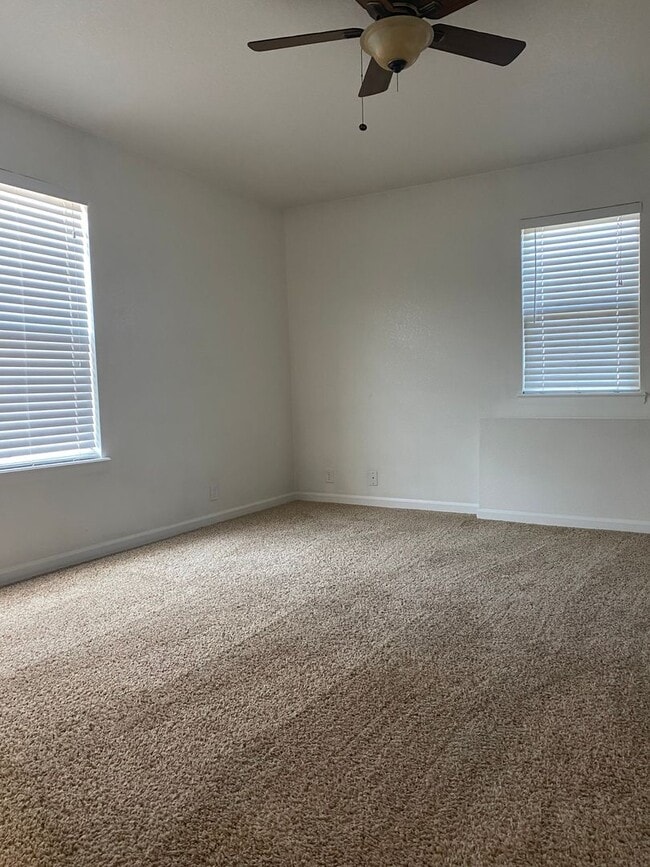 Building Photo - 2 Bedroom 1 Bath Lower Level Unit in Villa...