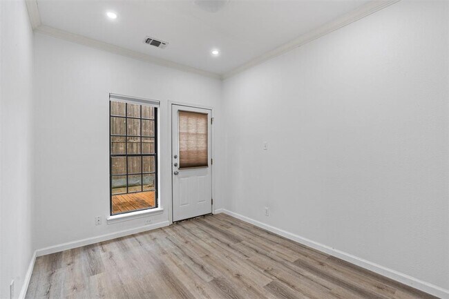 Building Photo - 1307 Kinney Ave