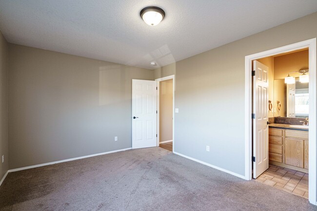 Building Photo - 3 Bedroom 2.5 Bath Duplex -Quick Easy Acce...
