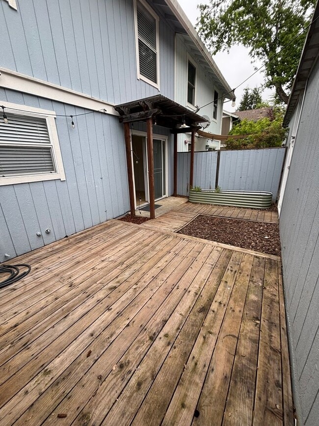 Building Photo - Beautiful 3 Bedroom, 1.5 Bath Townhome Available now!