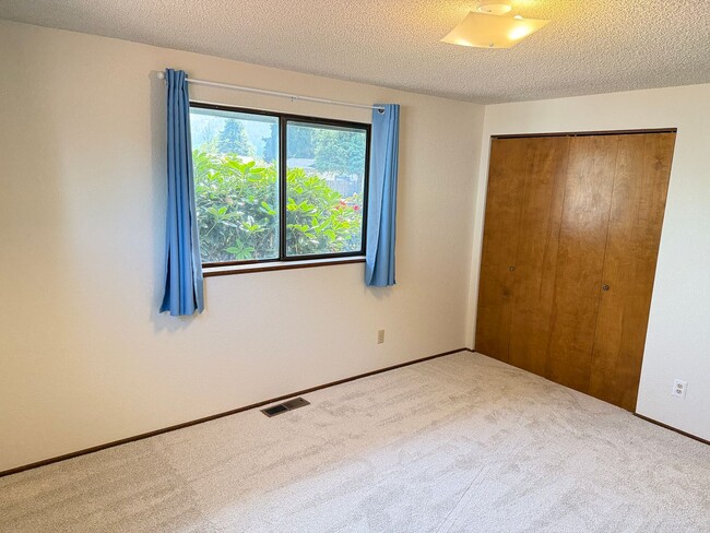 Building Photo - Well-kept house in desirable Thurston neighborhood!