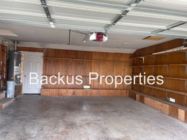 Building Photo - Wonderful three-bedroom home in South Sali...