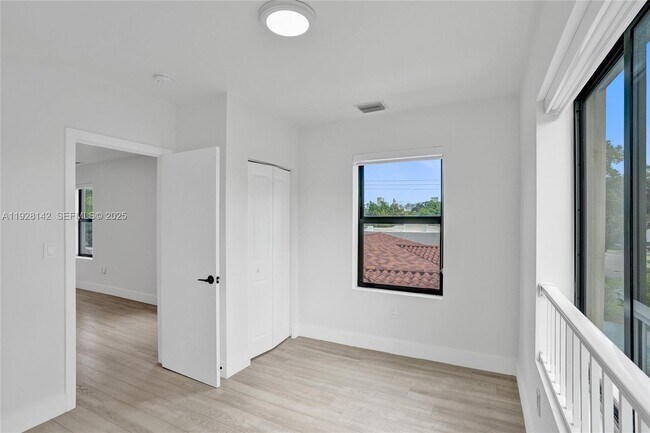 Building Photo - 1721 SW 13th St