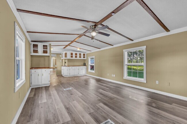 Building Photo - Cozy 3-bed 2-bath in a quiet spot.
