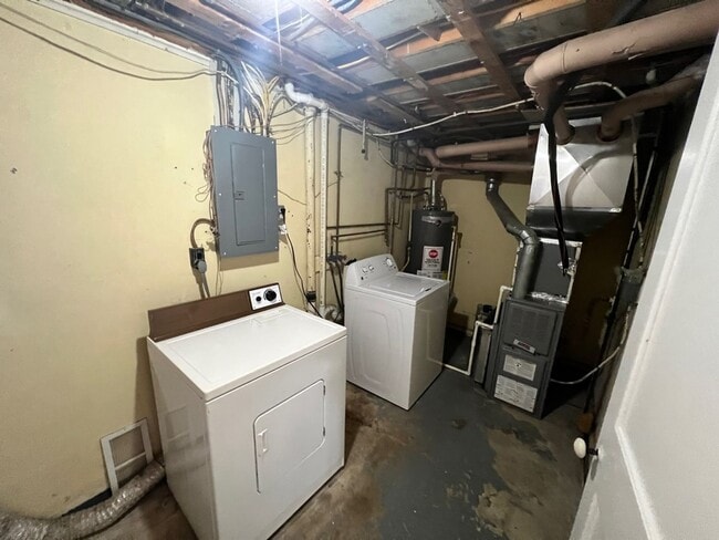 Building Photo - Spacious 2Bdr, duplex Apt with Garage Half block west of KSU