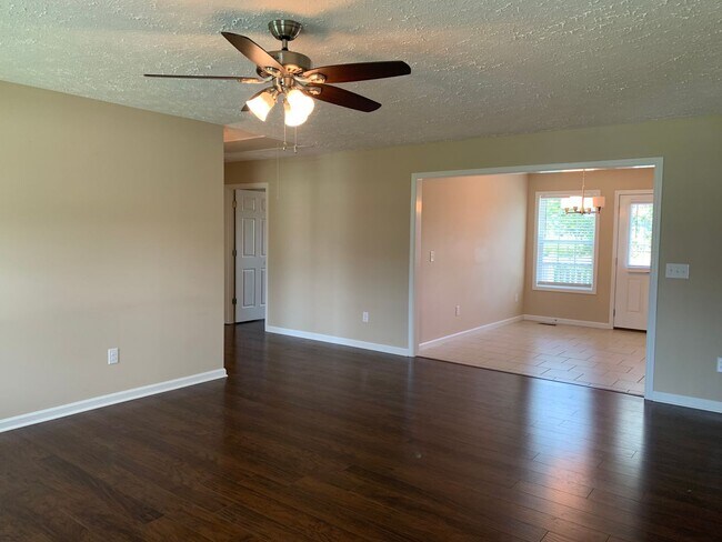 Building Photo - 3 Bedroom, 2 Bath Home Located in Manchester