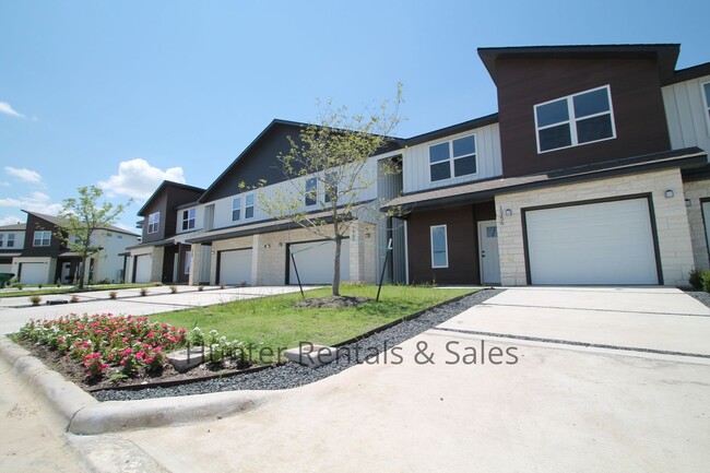 Building Photo - Upscale Three-bedroom Townhome!