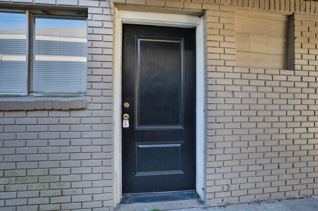 Building Photo - 8127 Colonial Ln