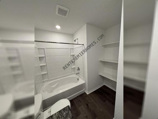 Building Photo - 34-10 10 Point Ln