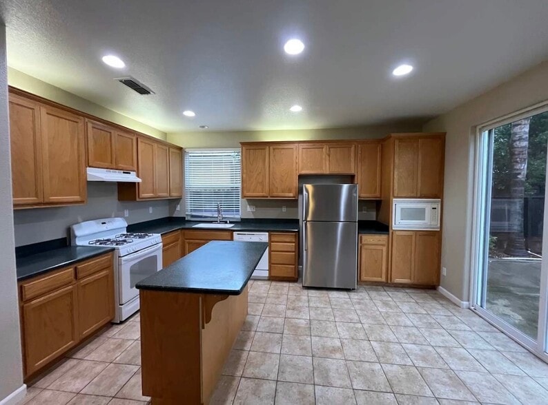 Building Photo - 302 Unity Cir