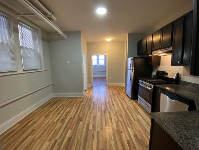 Building Photo - Rogers Park 1BR Garden unit - Near Red Line & Lake