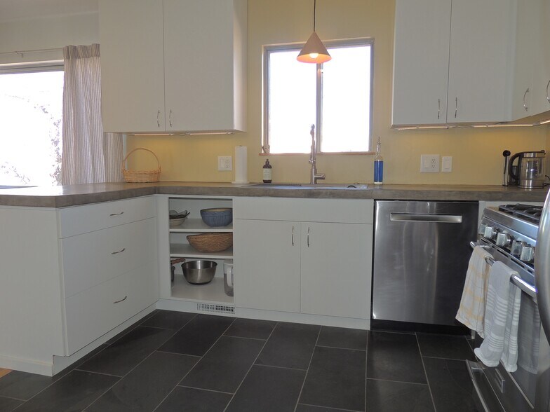 Building Photo - 408 Dressell Dr