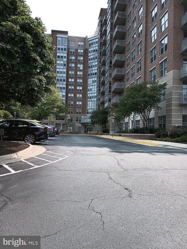 Building Photo - 11800 Sunset Hills Rd