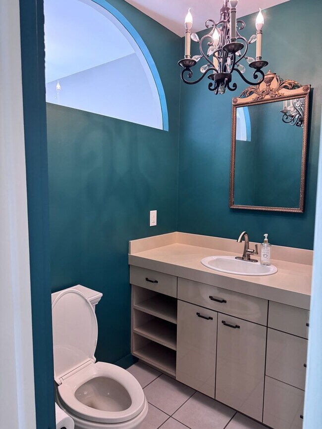 Building Photo - Historical Duplex - Spacious 3 Bedroom, 2.5 Bath Duplex with fenced in private patio.