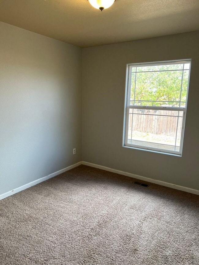 Building Photo - 501 Desmet Dr