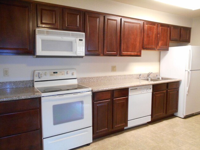 Building Photo - Two Bedroom Condo in Gated Community with ...