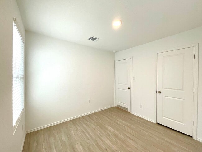 Building Photo - **APPLICATION RECEIVED** **MOVE IN SPECIAL** Beautiful 4BR/2BA Home with Fenced Yard & Garage!