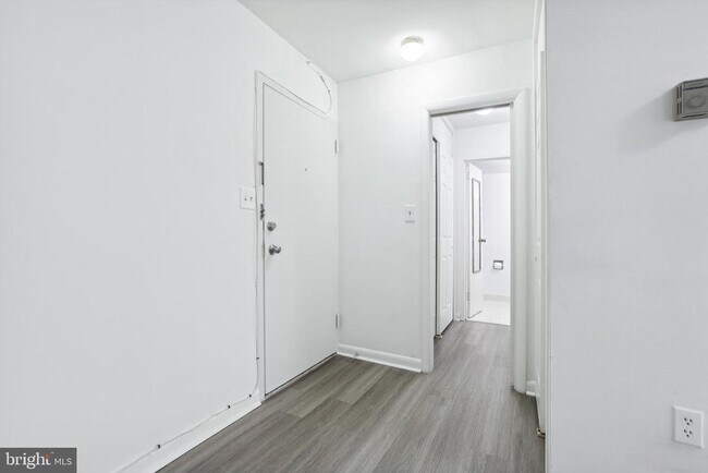 Building Photo - 522 21st St NW