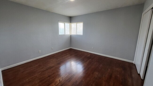 Building Photo - 2204 Bradley Ave