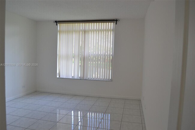 Building Photo - 3670 Inverrary Dr