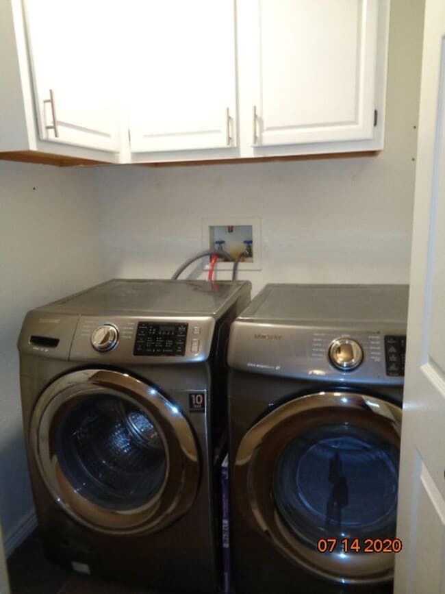 Building Photo - Stunning 2 BR/2 BA Lower Level Condo w/ 1 ...