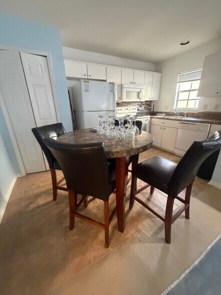 Open-concept kitchen - 16131 Loneoak View Dr