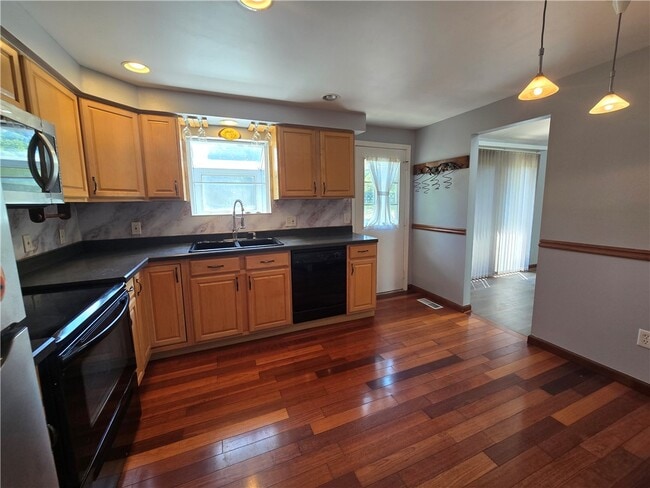 Building Photo - 237 Countess Dr