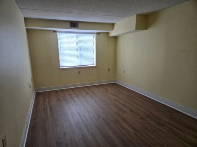 Building Photo - 20-30-30 Daniels St