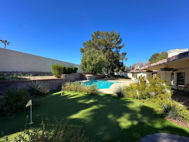 Building Photo - Green Valley Luxury Single Story: Pool, Putting Green, & 4 Bedrooms