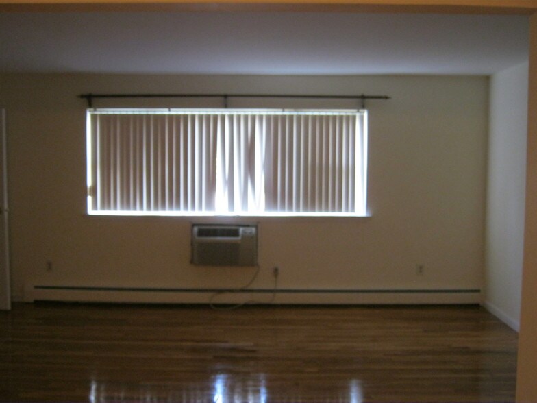 Living Room - 2467 NJ-10