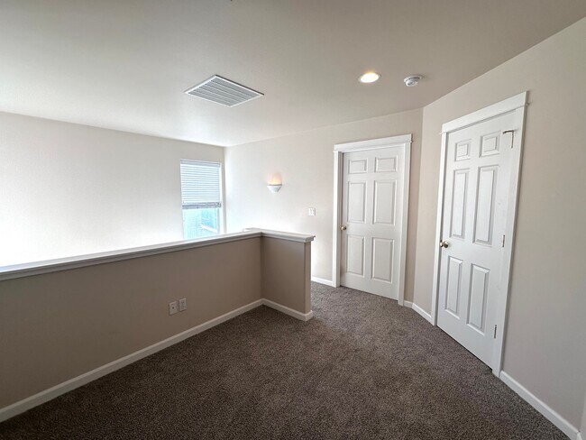 Building Photo - BEAUTIFUL 3 BEDROOM AND 2.5 BATHROOM TOWNHOUSE IN SOUTHWEST REDMOND!