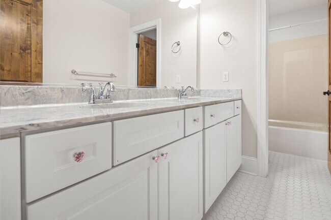 Building Photo - Spacious and Private Home in Biltmore Forest