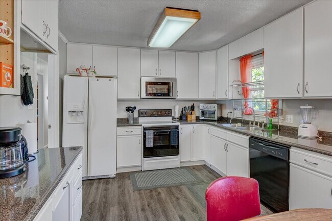 Building Photo - 102A White Oak Dr