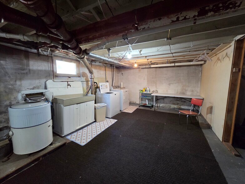 Building Photo - 12 Maple St