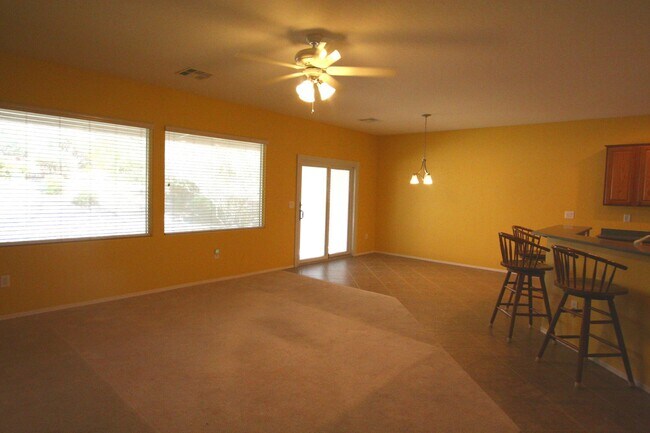 Building Photo - 2 bed w/den, 2 bath, 2 car single story house