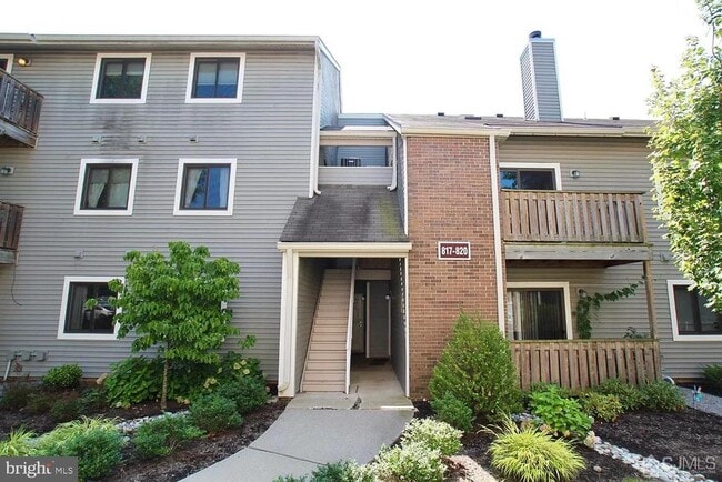 Building Photo - 818 Ravens Crest Dr