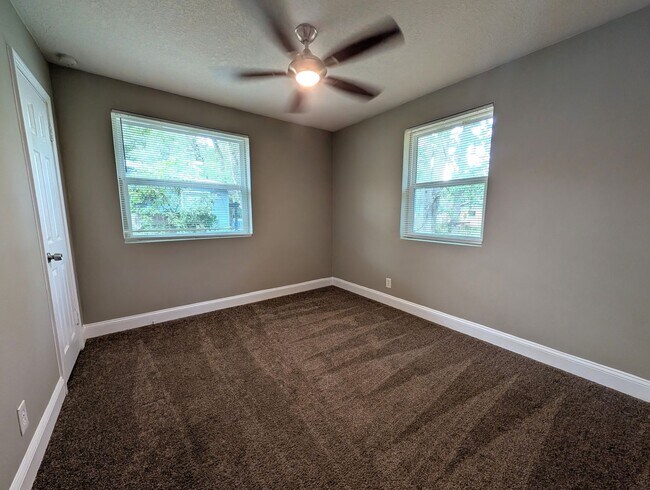 Building Photo - AVAILABLE NOW!! 3/1 Updated and Ready for a move-in!