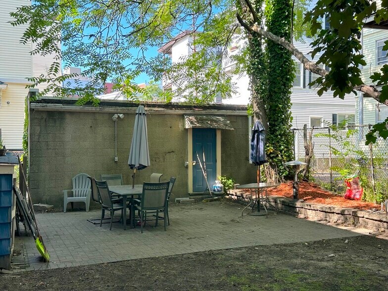 Building Photo - 25 Rossmore St